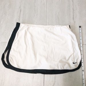 Mike tennis skort I’m white with black trim, Med